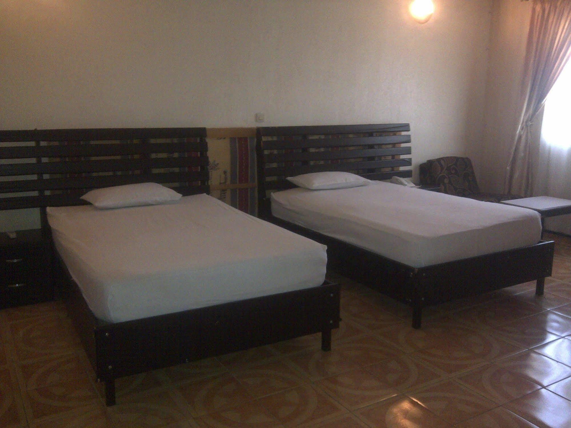 אואגדוגו Hotel Palm Beach מראה חיצוני תמונה